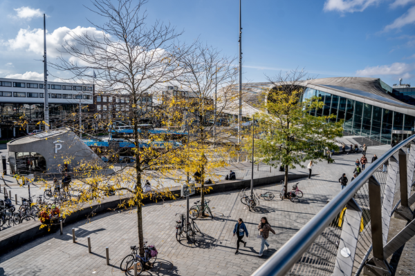 Stationarnhem Voorplein Met Mensen