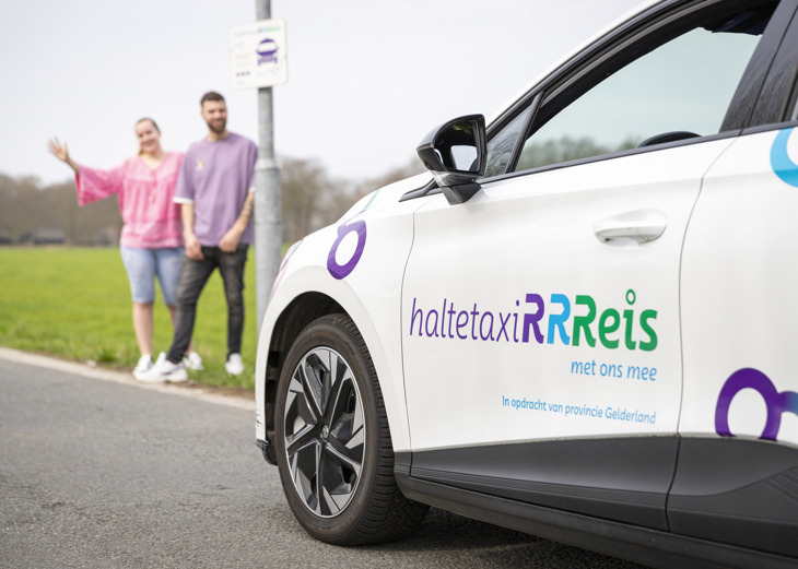 Vraagafhankelijk Vervoer Twee Reizigers Bij Auto HTR HTR Qarin 2 370 Provincie Gelderland
