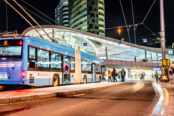 Trolleybus Met Mensen Voor Station Arnhem By Night