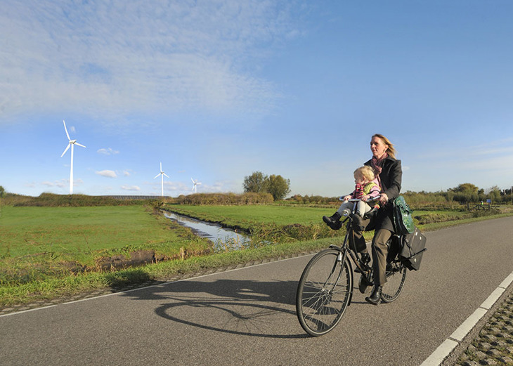 Fietsen tussen oud en nieuwe windmolens