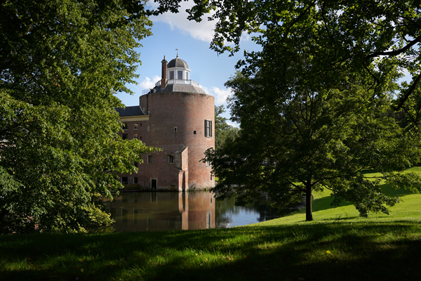 Zicht Door Bomen Op Kasteel Rosendael